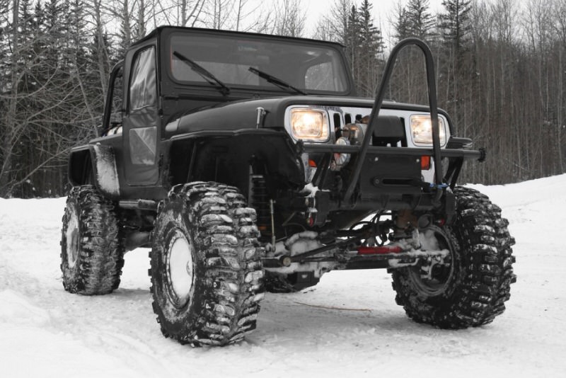 overlanding outfitted jeep in the snow