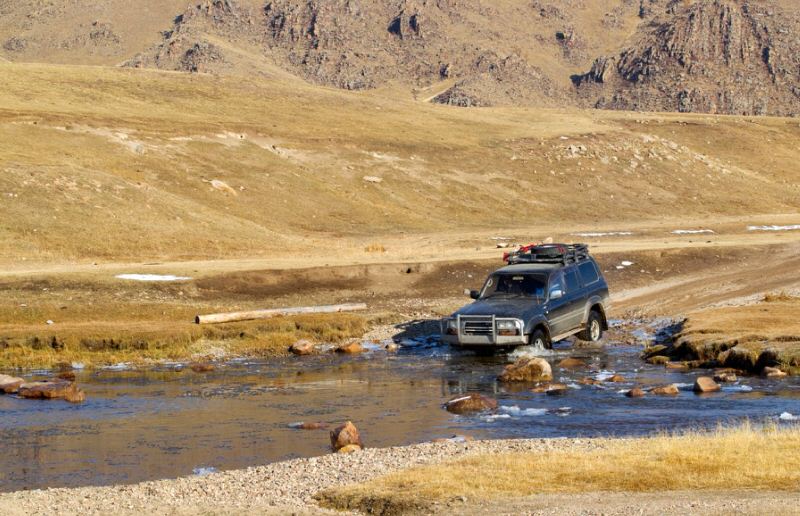 4WD Crossing mountain River 