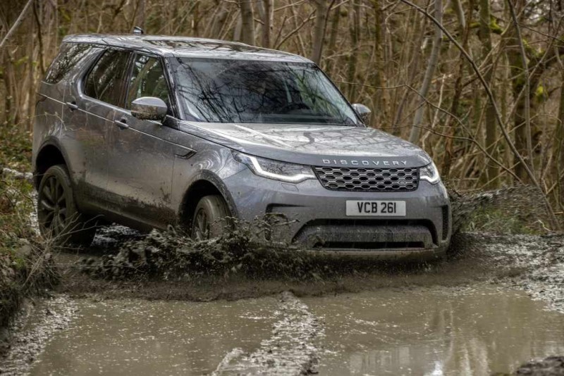  New Land Rover Discovery off roading